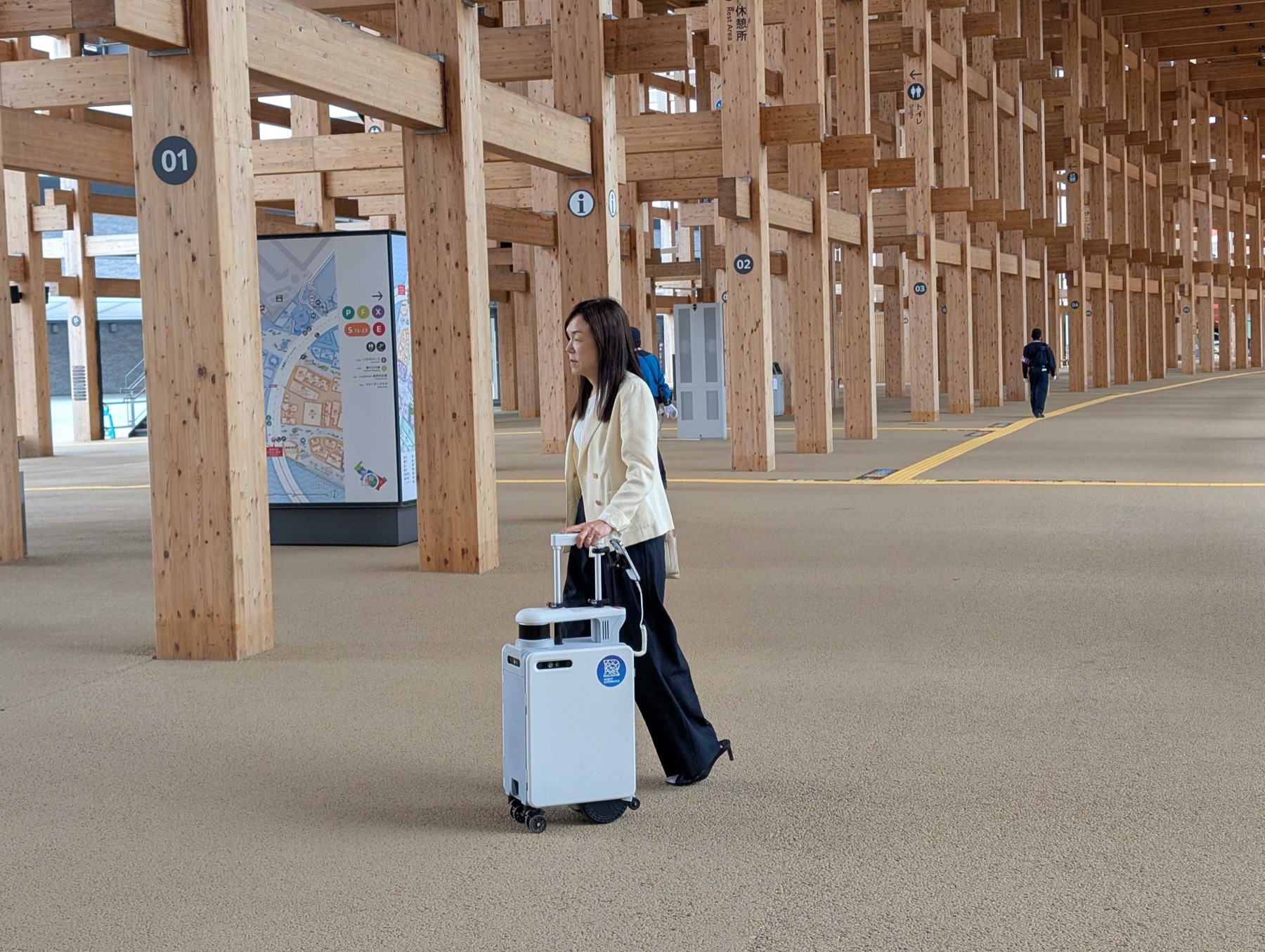 大阪・関西万博会場の大屋根リング下をAIスーツケースで歩く浅川智恵子